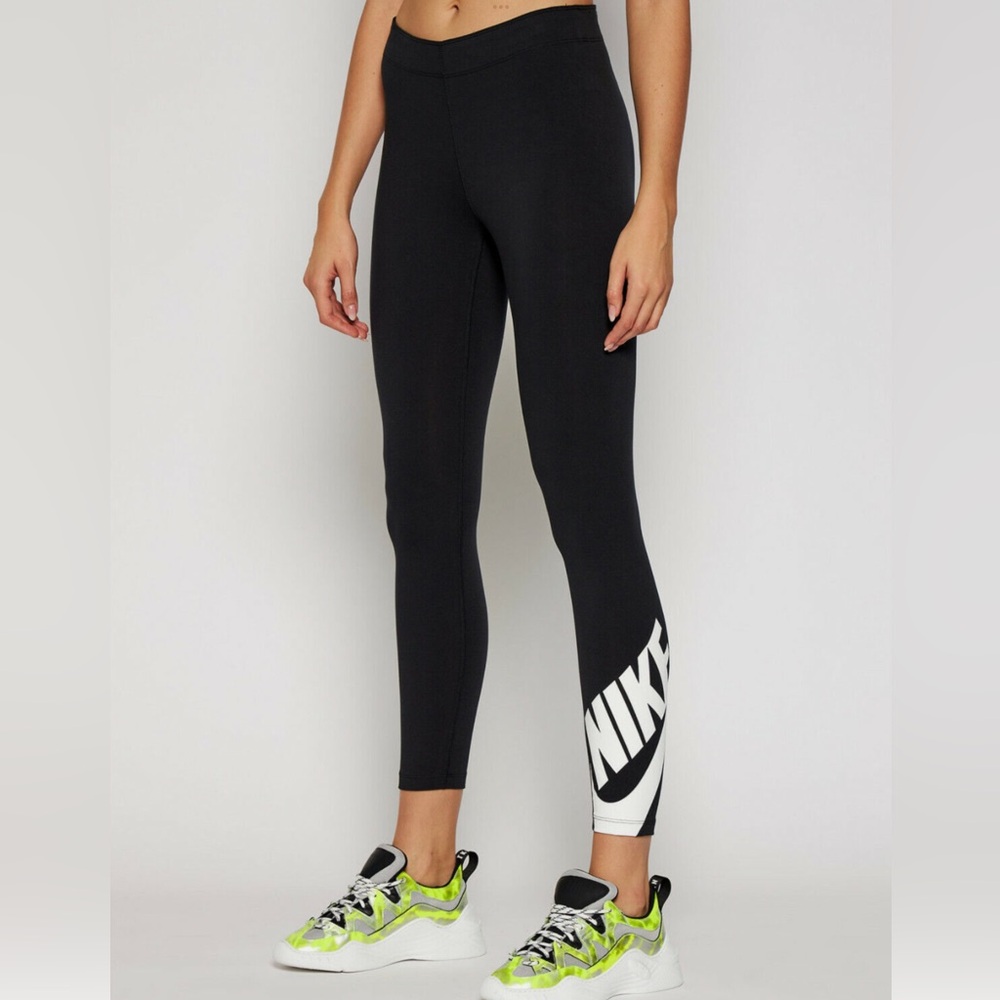 NIKE Women’s Black/White Graphic Logo Tight Fit Leggings CN8033-010 Sz XS.